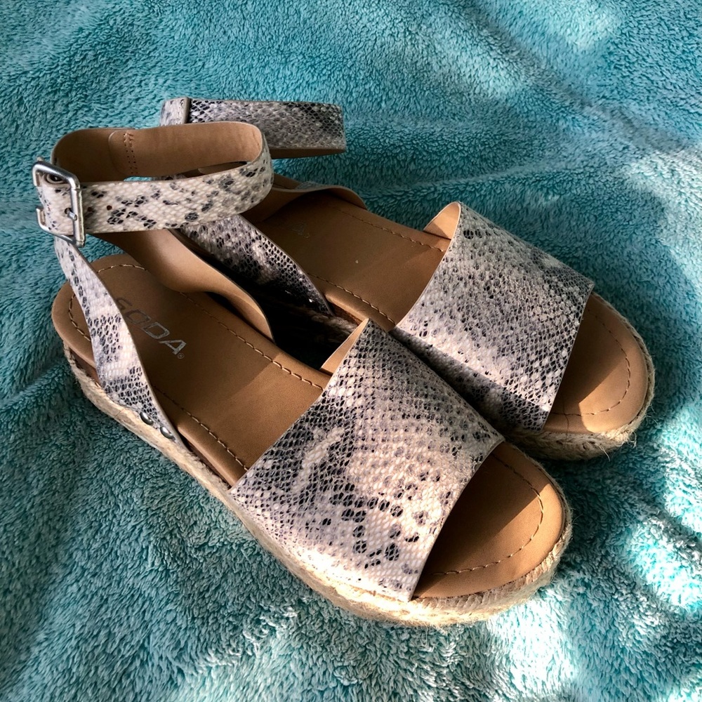 SODA PLATFORM SANDALS